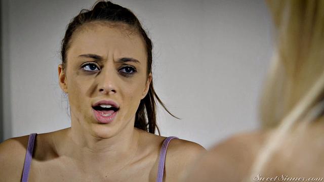 Марилин устраивает жаркую проверку преподу прямо в классе, не даёт ему устоять перед собой.