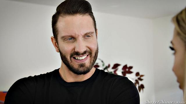 Марилин устраивает жаркую проверку преподу прямо в классе, не даёт ему устоять перед собой.