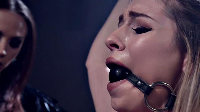 Les BDSM whipping MILF anally penetrates sub with strapon