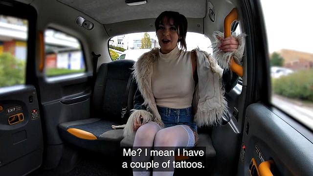 татуированная нимфоманка крутит шоу на заднем сиденье-авто не выдержит такого жара