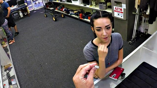 брюнетка в ломбарде не теряет времени и ловит сперму ртом