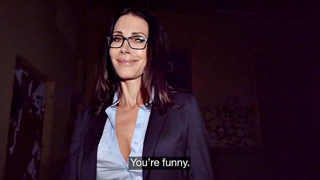 пышная зрелая от души сосёт в pov и получает по полной на улице