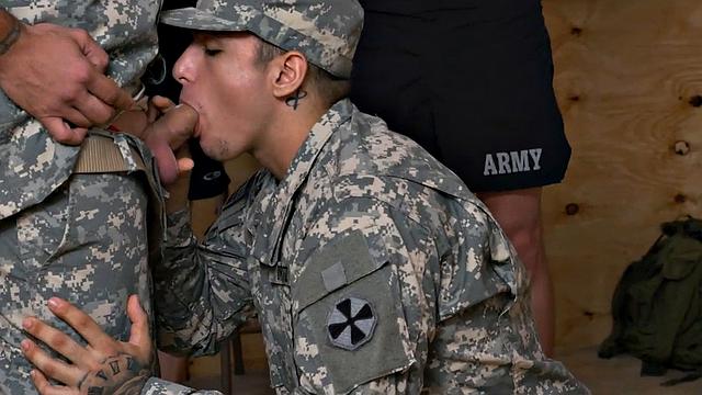 армейский парень получает жёстко в жопу сзади