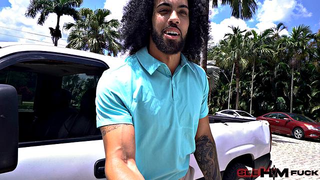 Богатая жена раздевает работягу и жестко трахается с ним