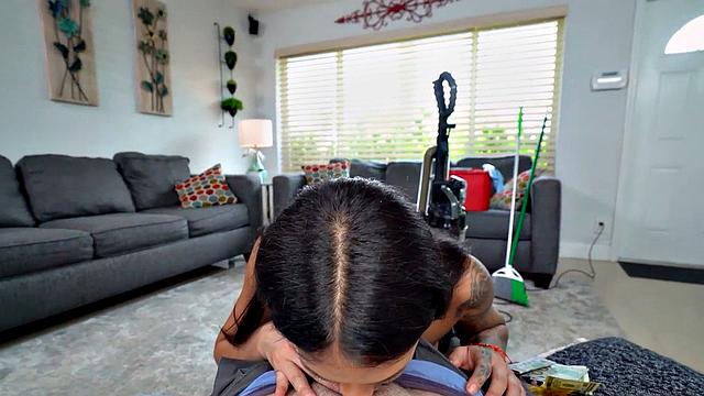 черная горничная с аппетитной жопой отсасывает и садится на член босса