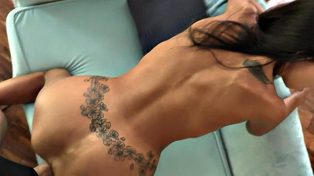 стройная брюнетка орёт от жёсткого pov в залитой влагой киске