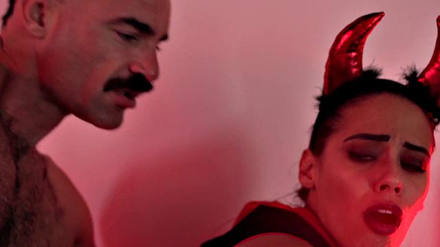 Andreina Deluxe жестко трахает Карла раком и кончает на лицо