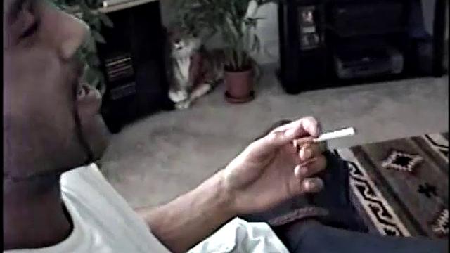 энрике дрочит член и мощно кончает