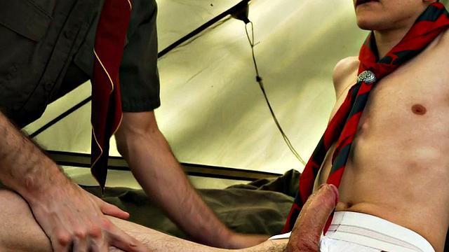 смотри, как волосатый патрульный трахается с взрослым твинком в палатке