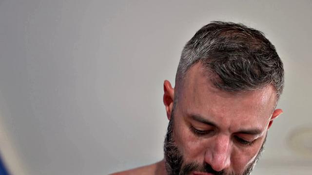 Латинос и качок меняются ролями и трахаются без резинки