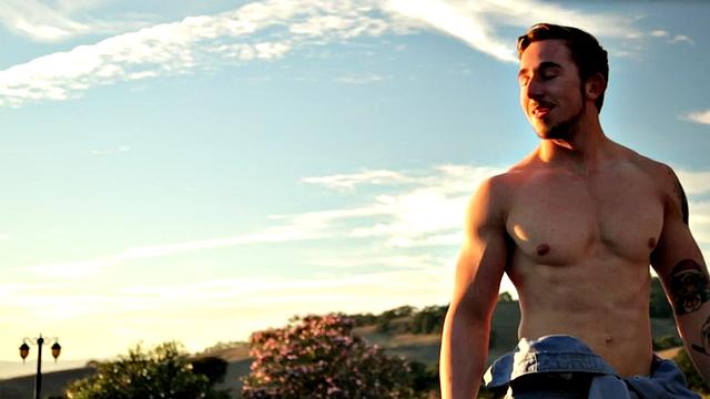 Tattooed stud masturbating in the gym