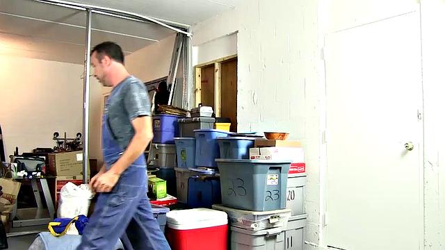 Виктор Коди дрочит свой член и кончает