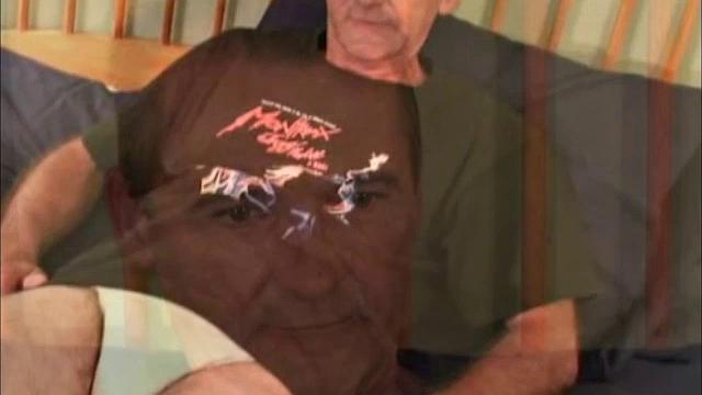 бобби пробует мужика и сам не понимает, чего хочет