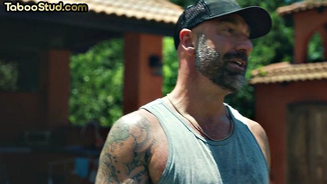 Muscled DILF gets by stud