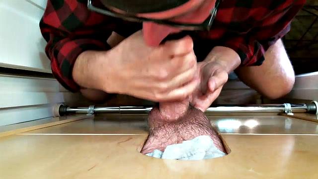 Кабельщик получает минет в глори-холе