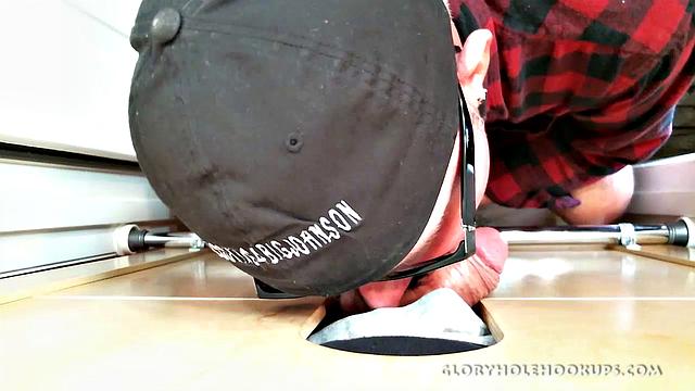 Cable Guy Gets A Blowjob At The Gloryhole