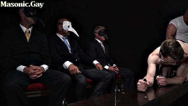 Бородатый мачо трахается с худым геем в попку, жестко и по-взрослому.