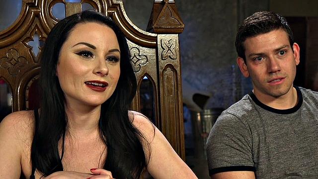 смотри, как госпожа в коже издевается над рабом чулками и каблуками