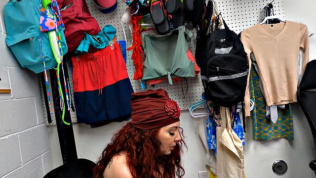 зрелая попалась на краже и отрабатывает охраннику сексом