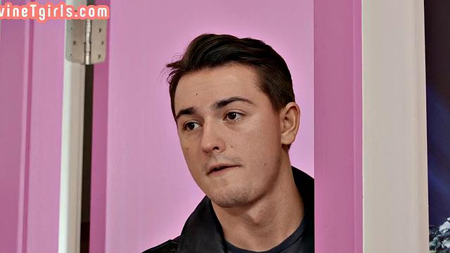 смотри, как транса в чулках получает по полной от своего парня