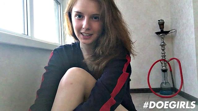 Скучающая Сиенна Ким дома раздевается и ласкает себя до оргазма в одиночестве.