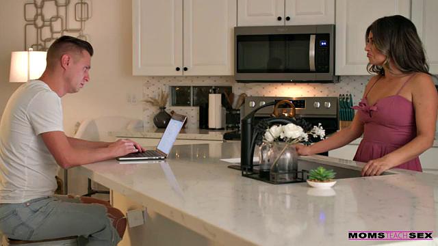 Stepmom Is Inclusive - S21:E3