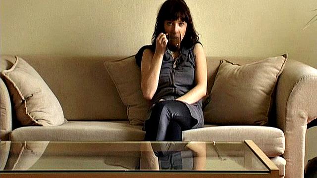 Марина страстно сосёт дома и жадно глотает сперму