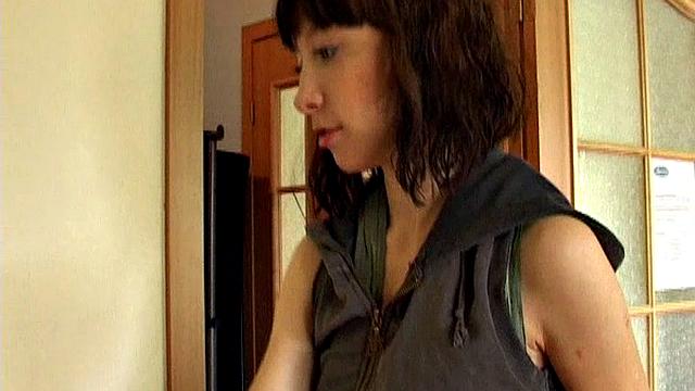 Марина страстно сосёт дома и жадно глотает сперму