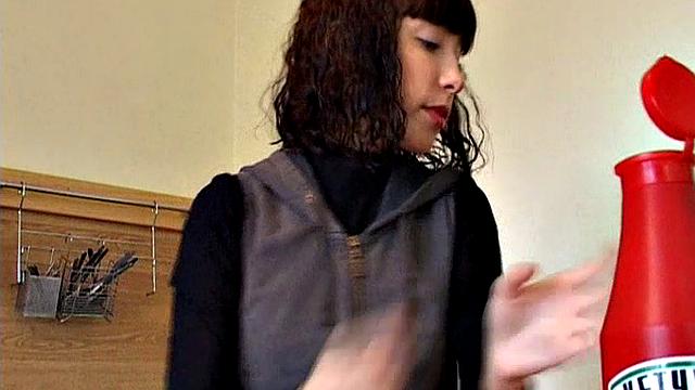 Марина страстно сосёт дома и жадно глотает сперму