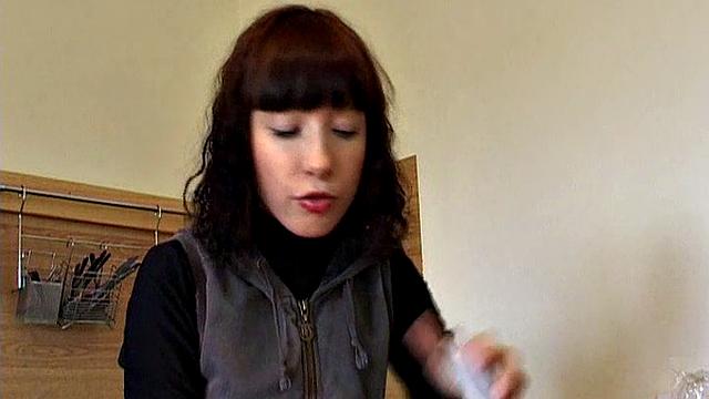 Марина страстно сосёт дома и жадно глотает сперму