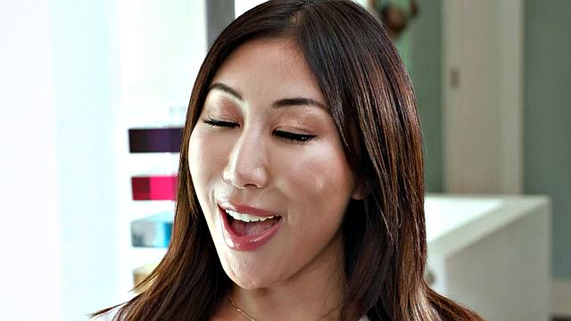 Страстная Nicole Doshi заводит жарким NURU массажем