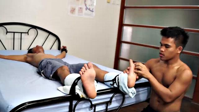 Jacob has his sexy buddy Simon spreadeagled on the bed for some tickling fetish action. Jacob loves tickling so he spends plenty of time on those Asian boy feet. But that's not to say Simon isn't ticklish on his upper body.