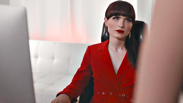 Trans hunny rimmed and sucked by babe in office