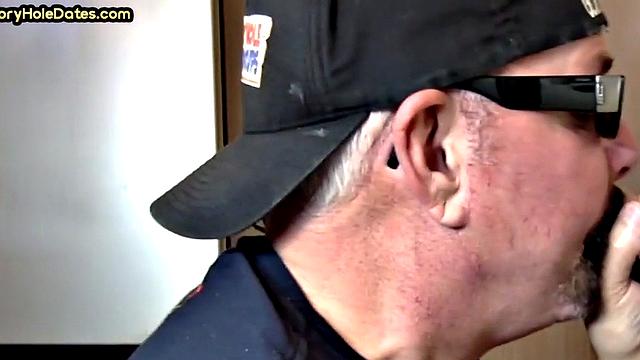 жадный папаша у глори хола заглатывает хер и подставляет жопу