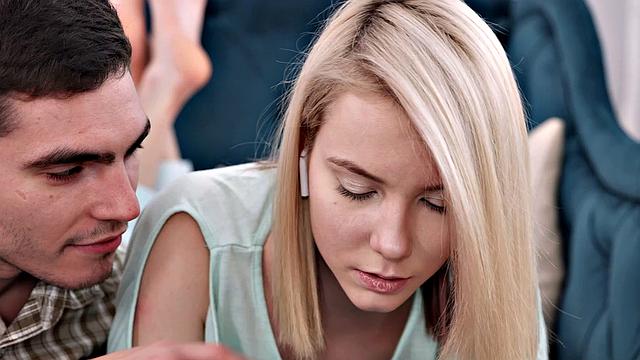 Casual Teen Sex - Polly White - Blonde teen spontaneous anal