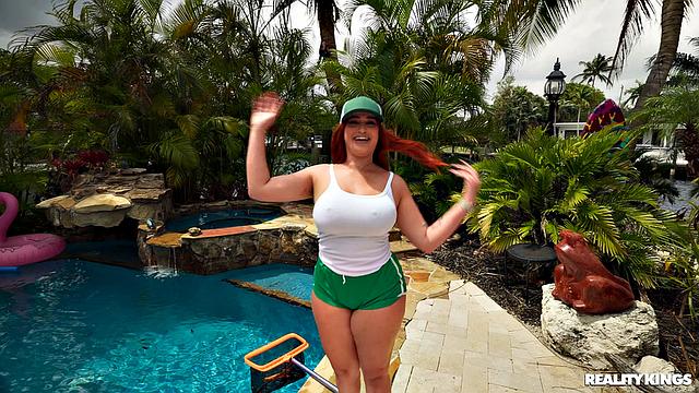 рыжая чистильщица бассейна раздвигает ноги на кровати