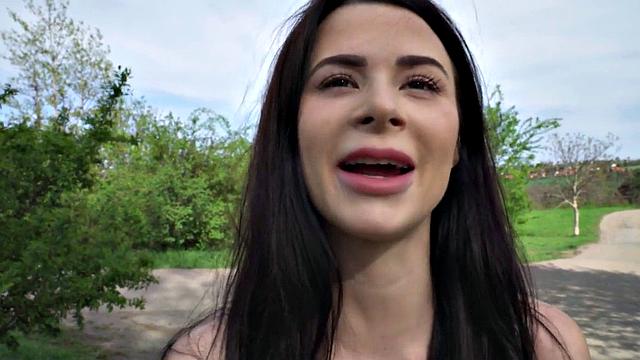 колледжная красотка жадно сосёт, потом получает по полной в жёстком pov