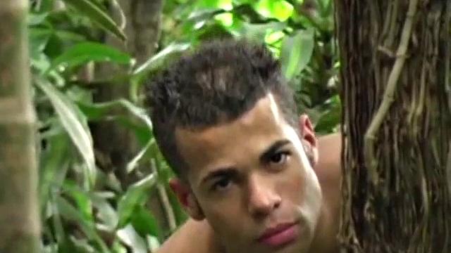 Два мачо с мощными телами жестко сосутся и трахаются друг с другом в гей сцене.