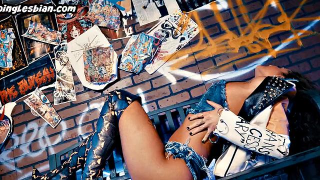 Stunning lesbo babe masturbating till squirting orgasm