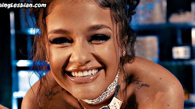 Stunning lesbo babe masturbating till squirting orgasm