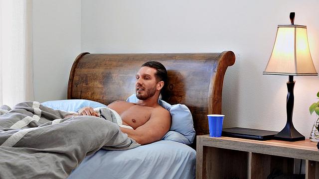 Кудрявая черная малышка садится сверху задом и ловко работает пальцами