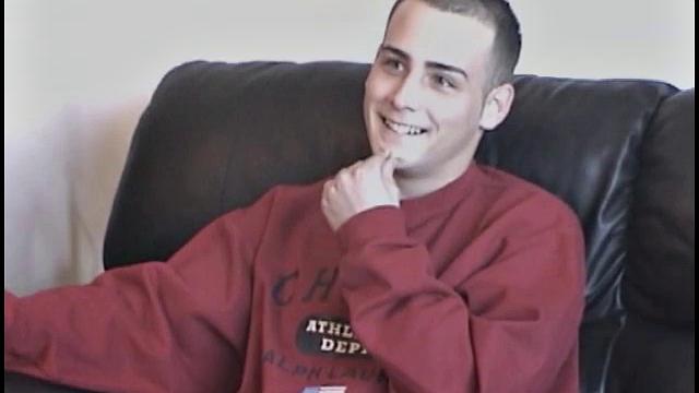 Кейси довёл себя до экстаза и дрочит по-мужски