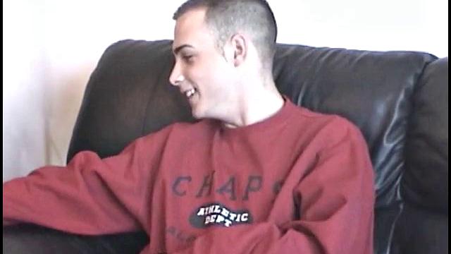 Кейси довёл себя до экстаза и дрочит по-мужски