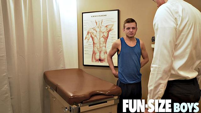 Два доктора по-жесткому трахнули взрослого студента на приёме