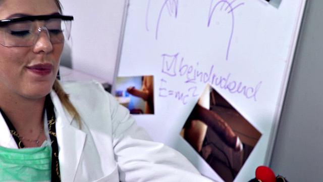 зрелая докторша растягивает свою мокрую киску огромным красным дилдо