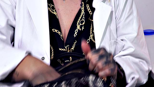 зрелая докторша растягивает свою мокрую киску огромным красным дилдо