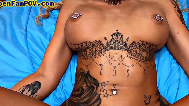 зрелая мамка с мокрой киской гнется перед отчимом pov