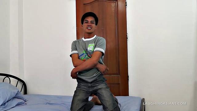 Арджи дрочит на свои азиатские ножки и кончает на стопы