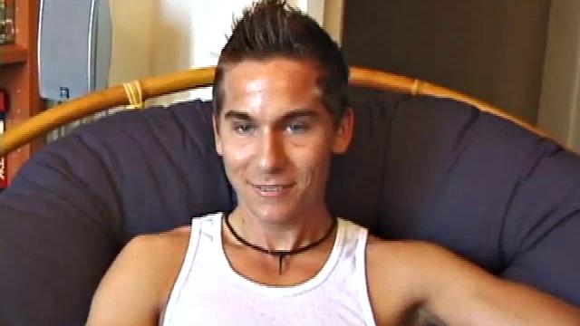 парень дрочит и кончает на камеру