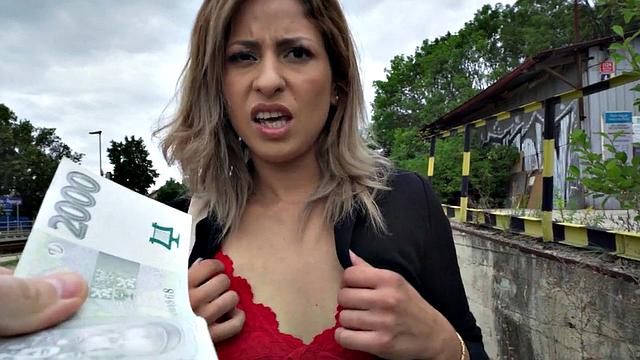 решила поканать на публике - а член вообще не пожалел